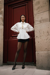 Chemise à plis et boutons décoratifs